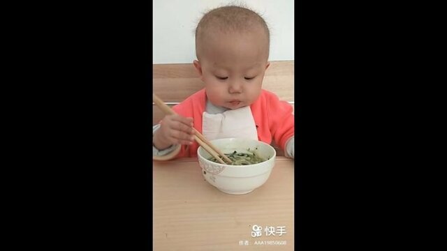 Китайский малыш великолепно управляется с палочками при поедании супа 