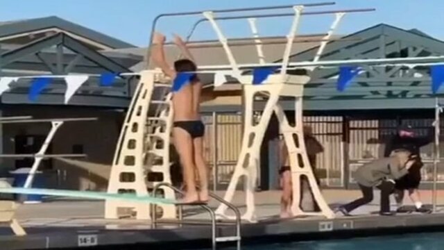 Почти идеальный прыжок в бассейн