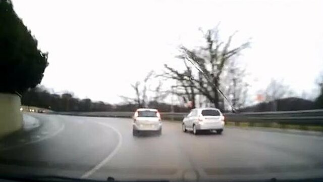 Небольшая авария на извилистой дороге в Сочи