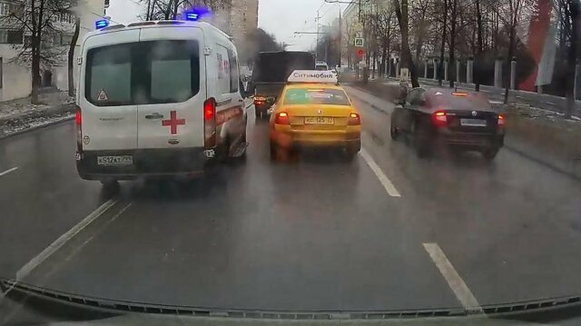 Дорожные разборки в Москве: карета скорой помощи против такси