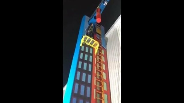 Девушка сломала себе обе ноги упав с аттракциона 