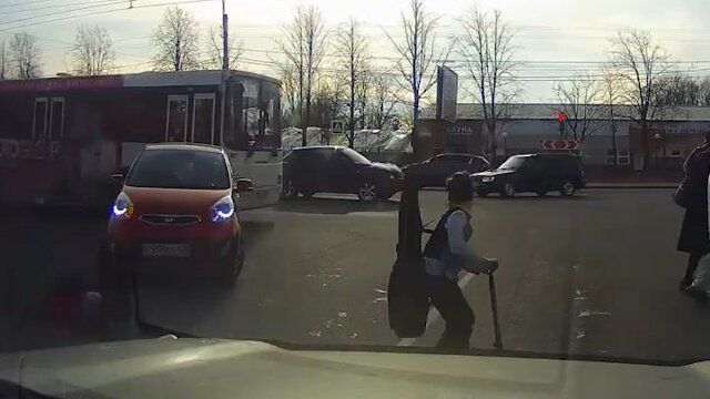 Автомобиль наехал на девочку с самокатом в Санкт-Петербурге