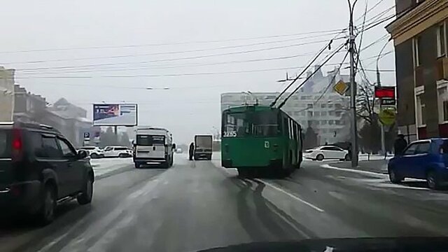  В Новосибирске немного похолодало: троллейбус буксует на скользкой дороге