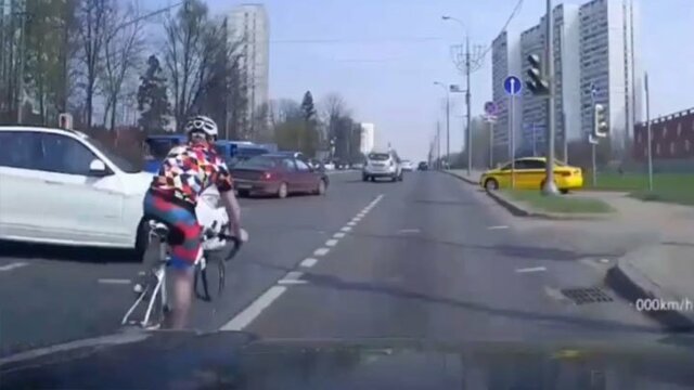 Велогонщик из Зеленограда на красный свет