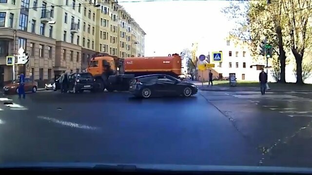Водитель Renault Sandero решил проехать на красный в Петербурге