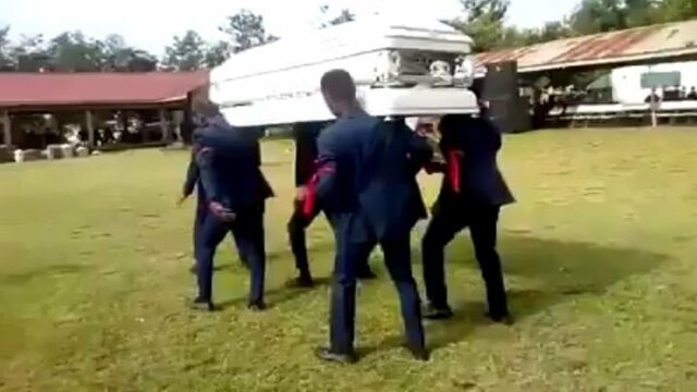  Задорные танцы на похоронах в Африке завершились падением гроба с телом на землю