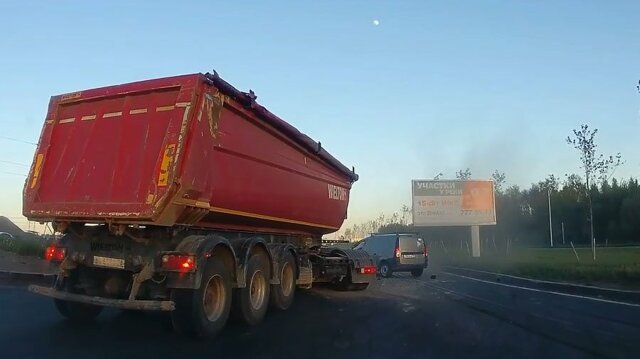 Авария дня. Разворот грузовика в Петербурге