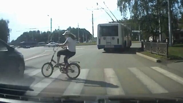 В Стерлитамаке на пешеходном переходе пострадала велосипедистка