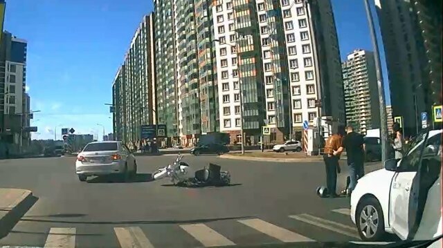 Мотоциклист сбил школьницу в Ленинградской области
