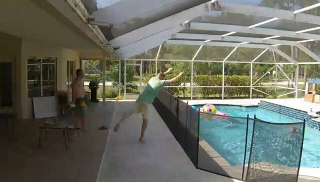 Отец совершил отчаянный прыжок через ограждение в бассейн, чтобы спасти своего сына