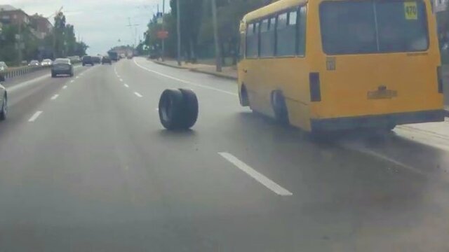Пассажирский автобус на ходу «потерял» колесо