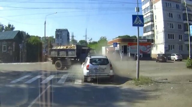 Женщина на Renault не уступила дорогу ЗиЛу в Томске