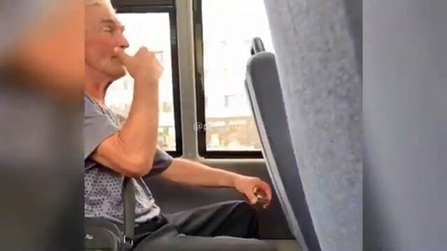 До старости дожил, а ума не нажил: курильщик в автобусе
