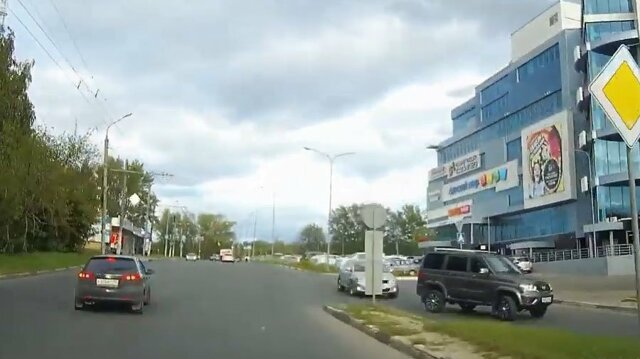 Шевроле повернул направо и получил удар в бок