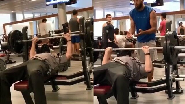 Пожилой охранник удивил молодежь в тренажерном зале