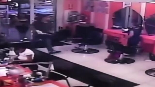 Мужчина зарезал жену на глазах у её коллег 