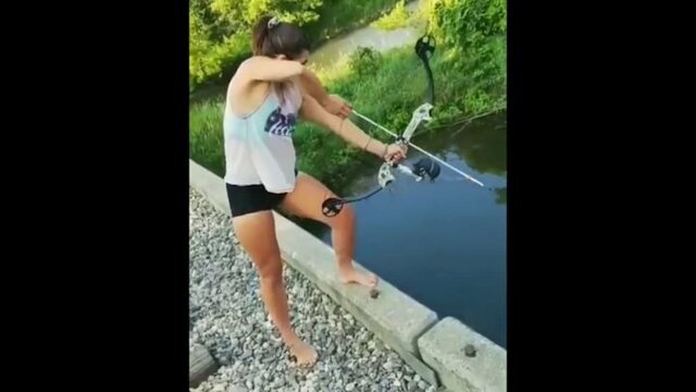  Симпатичная девушка ловит рыбу с помощью лука 