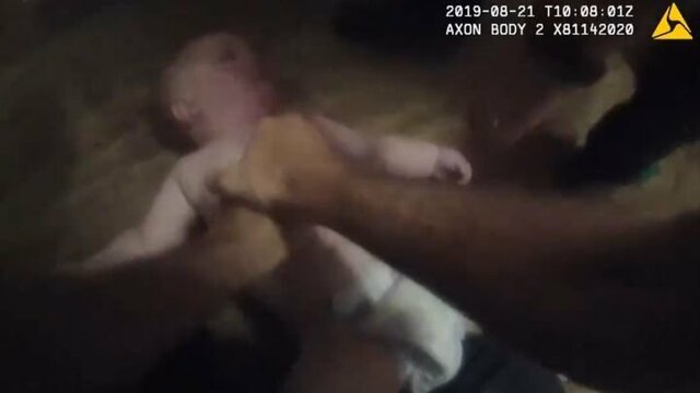 Полицейский вернул к жизни переставшего дышать полуторагодовалого малыша