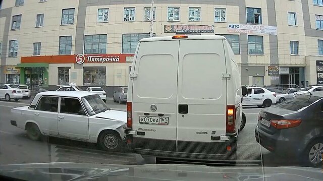 Фургон столкнулся с "Жигулями" в Ростове