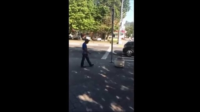 Мгновенное перевоплощение уличного мошенника