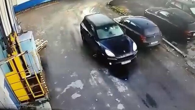 Авария дня. Работник автосервиса на клиентском авто сбил девушку