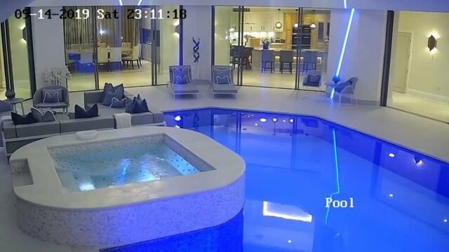 Невнимательный мужчина случайно шагнул в бассейн