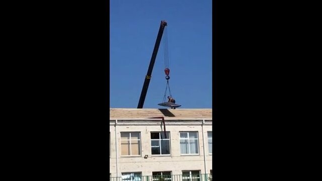 Зато тендер выиграли: Грандиозное фиаско рабочих во время ремонта крыши школы