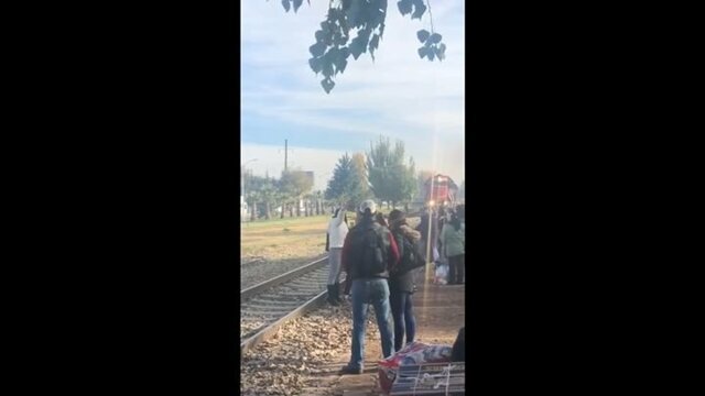 Поезд сбил женщину, пытавшуюся сделать селфи на его фоне