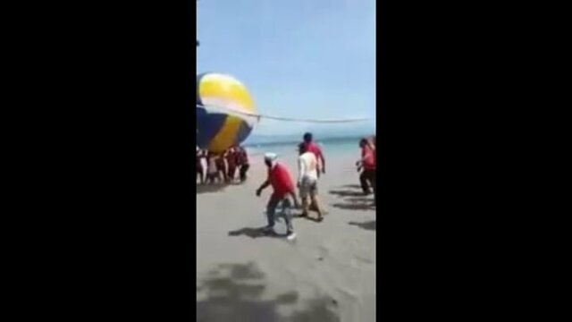  Веселый пляжный волейбол с гигантским мячом