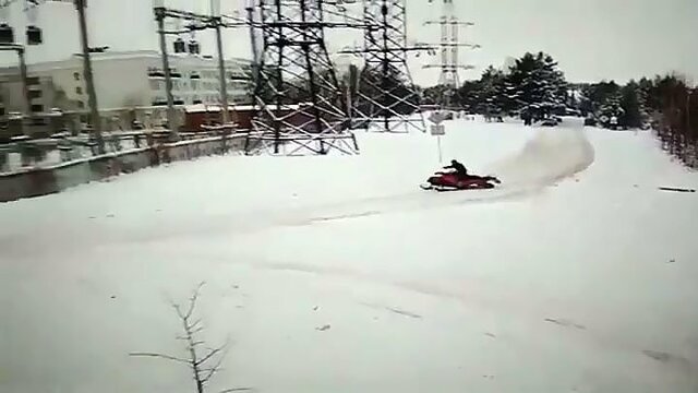 Новосибирец гонял по улицам города на снегоходе и разбился