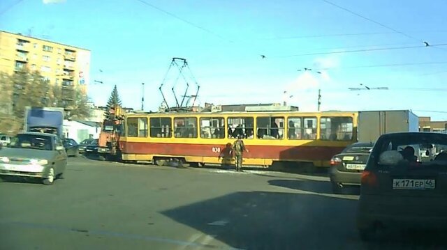 В Курске автокран столкнулся с трамваем, пострадала пассажирка