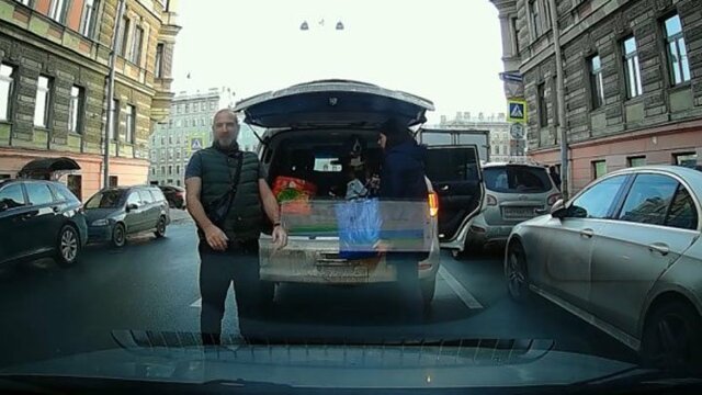 Пистолет против клаксона: владелец Infiniti перегородил дорогу, а затем выстрелил в воздух