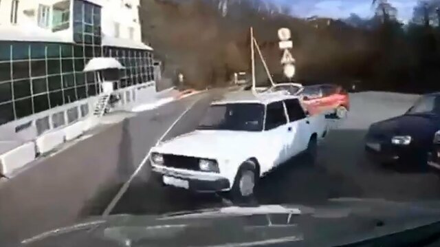 Уверенный выезд с парковки: столкновение с "классикой" в Сочи