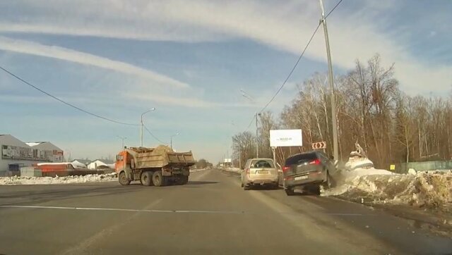 Водитель выбрал столб, уходя от столкновения с подрезавшим автомобилем