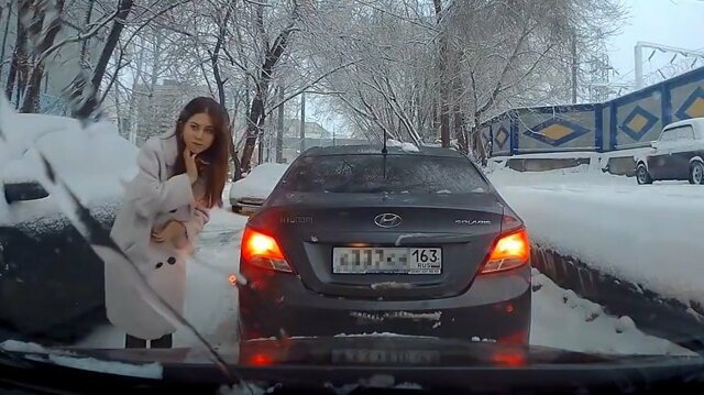 Мелкое ДТП из-за невнимательности молодой автомобилистки в Самаре