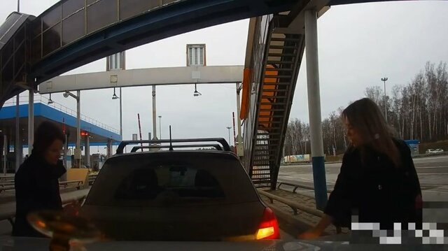 Водитель BMW устроил мелкое ДТП, пытаясь бесплатно проехать через пункт оплаты
