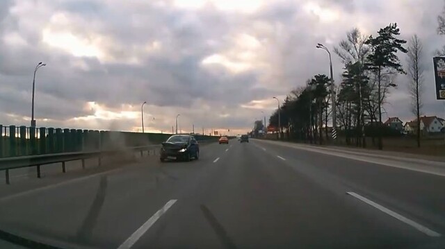 Peugeot занесло в отбойник на Минской кольцевой