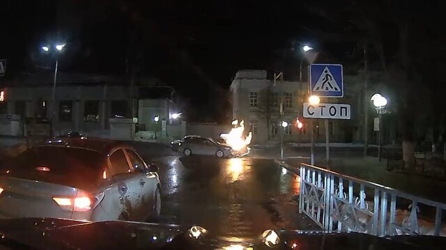 ДТП с огоньком: в Томске таксист не уступил дорогу, совершая поворот