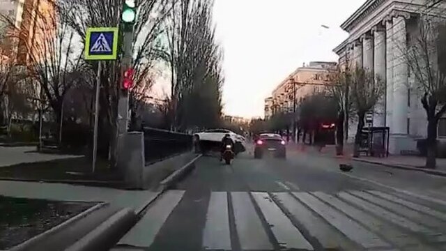 "Шкода" оказалась на крыше: гонки мотоцикла с "Мерседесом" в Волгограде