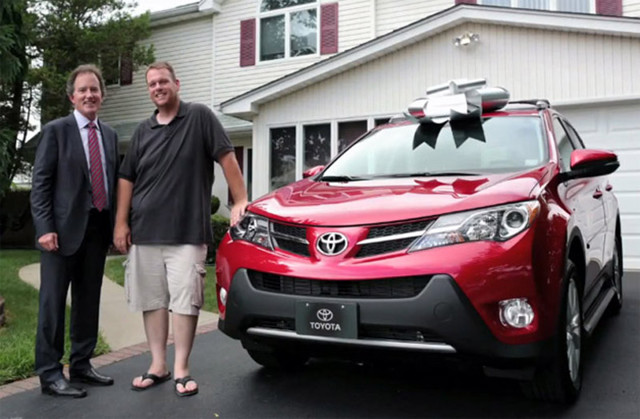 Toyota подарила полицейскому два автомобиля