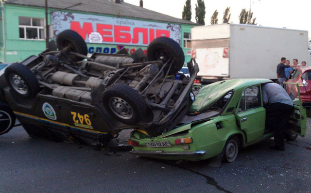 В Днепропетровске милицейский УАЗ столкнулся сразу с тремя машинами 