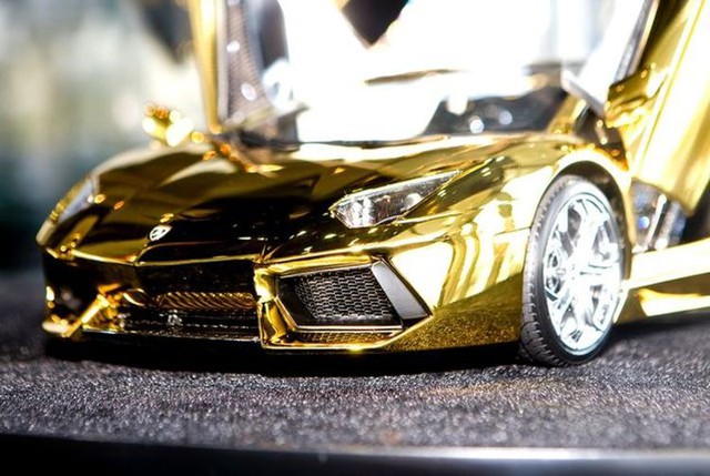В Дубае продадут золотой Lamborghini Aventador