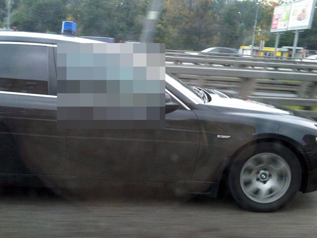 Инструктор по вождению на BMW с мигалкой