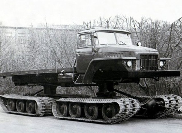 Гусеничный грузовик