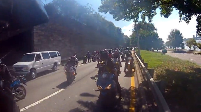 Range Rover против группы байкеров