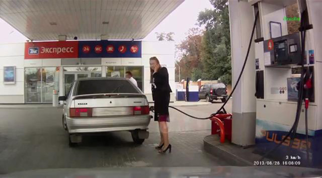 Девушка на заправке
