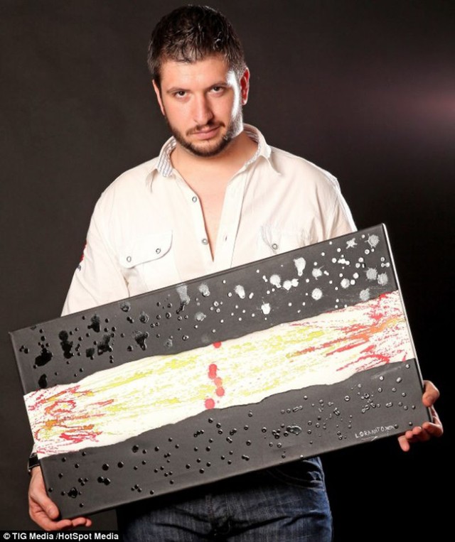 Художник научился творить свои работы глазами