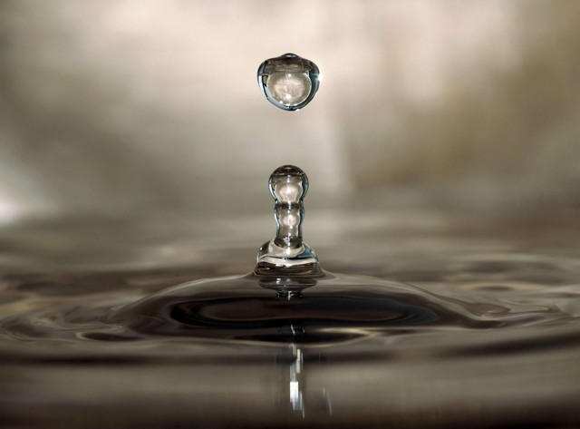 Эффект Лейденфроста в действии