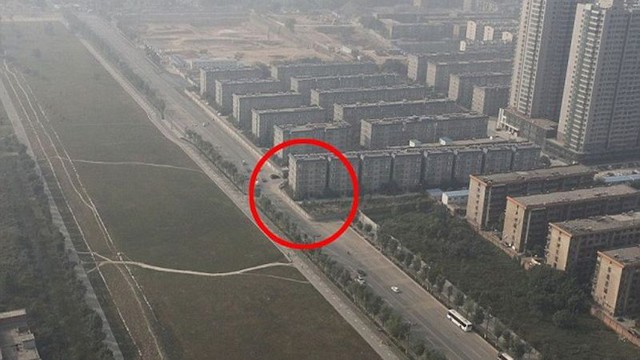 В Китае по ошибке построили многоэтажку на шоссе