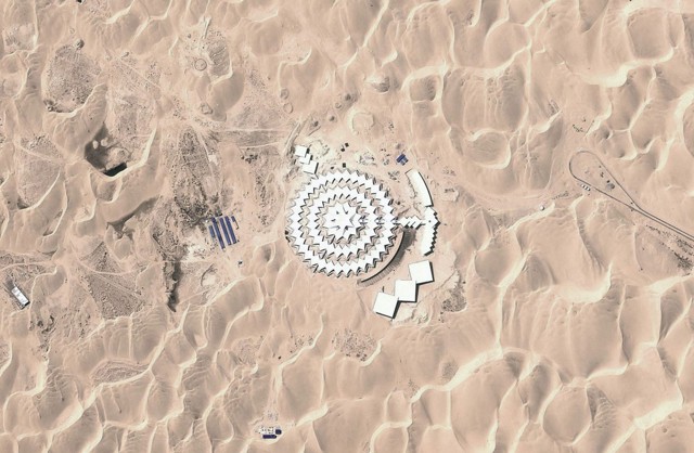 Отель в виде цветка лотоса в китайской пустыне